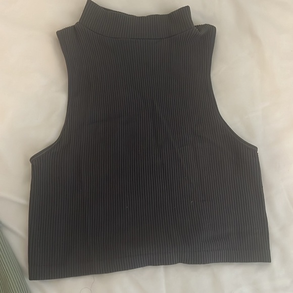 Bundle of ribbed crop tops - Picture 3 of 3
